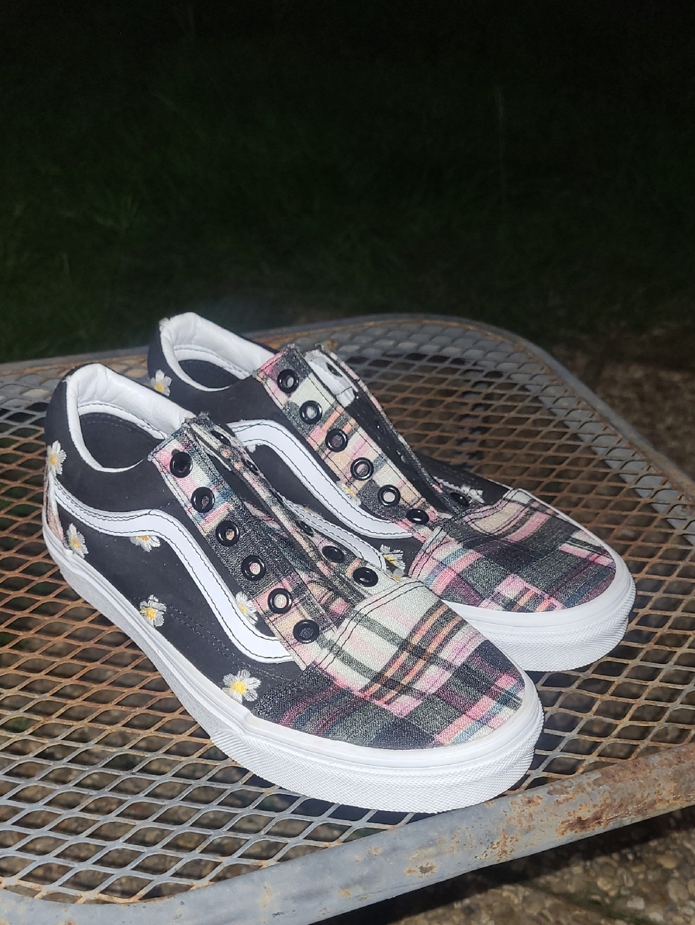 Rare Vans Women Black Plaid Slip-On Sneakers with Daisy Embroidered Accents S-7